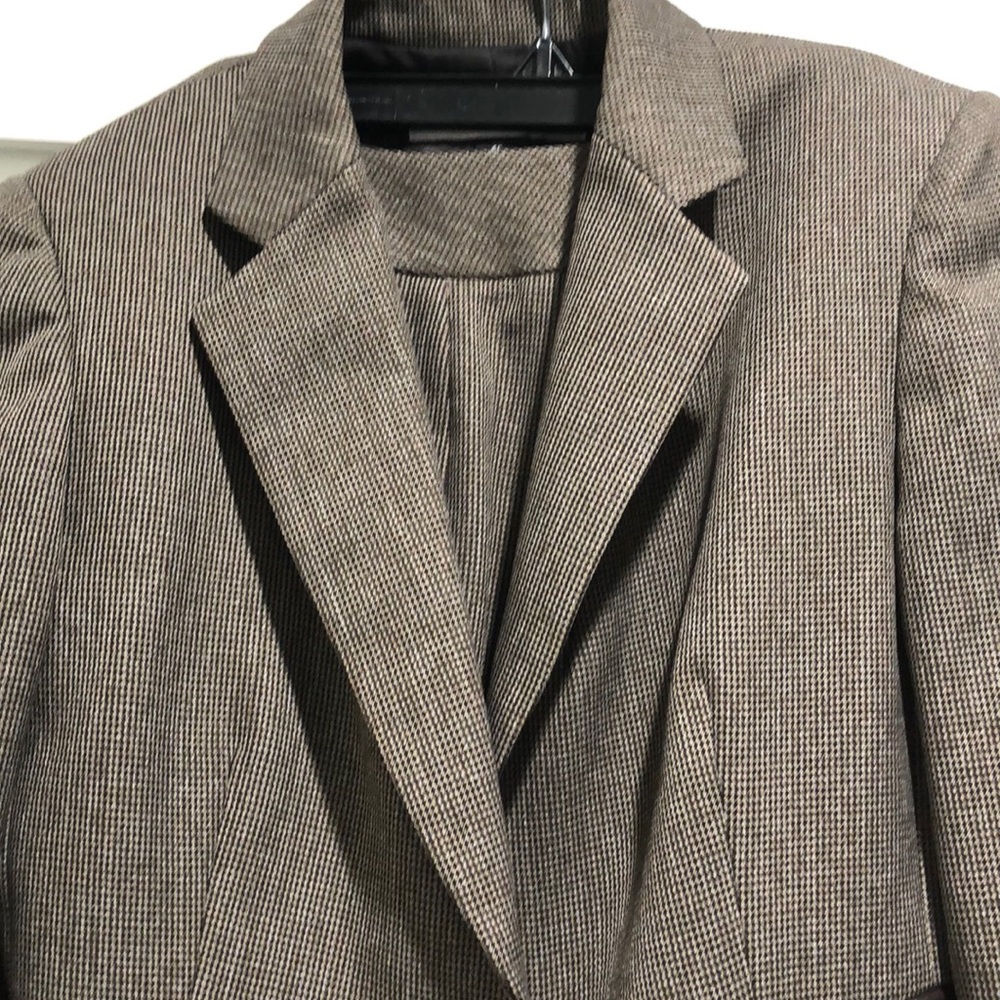 Like new Tahari Suit